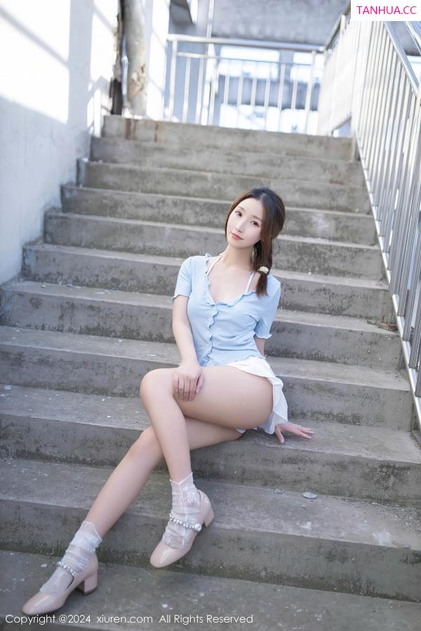   [XiuRen]高清写真图 2024.04.10 No.8369 杏子Yada 短裙美腿第17张图片